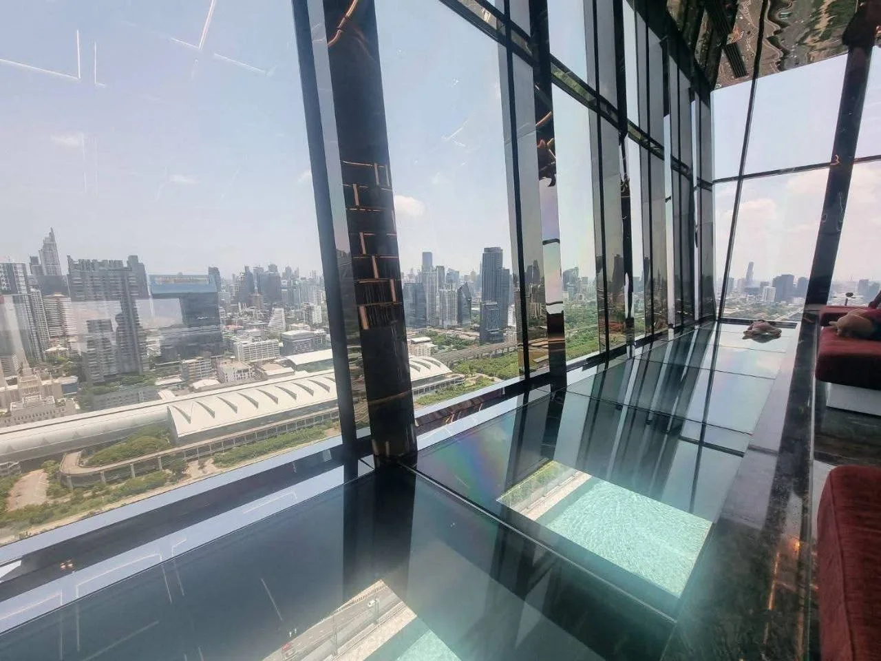 2 bedroom condo for rent in Rama 9 Bangkok - kitchen and dining area
