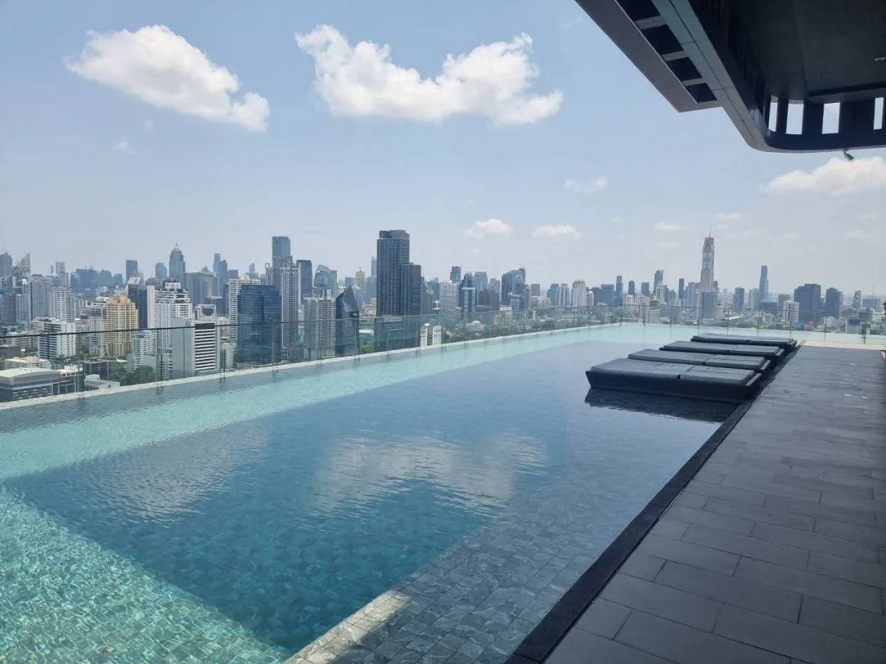 2 bedroom condo for rent in Rama 9 Bangkok - master bedroom interior
