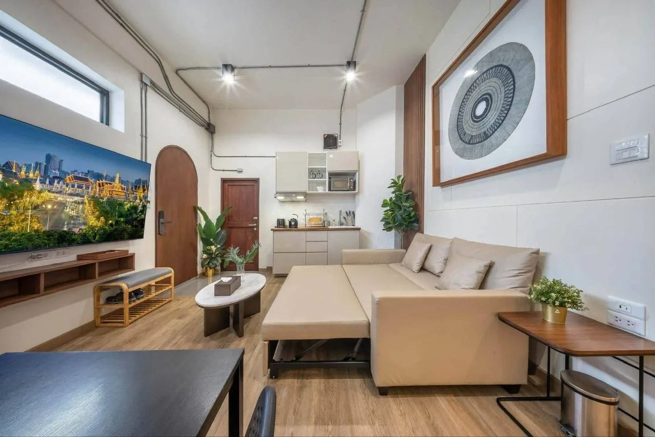 2 bedroom apartment for rent in Sao Ching Cha Bangkok - kitchen and dining area