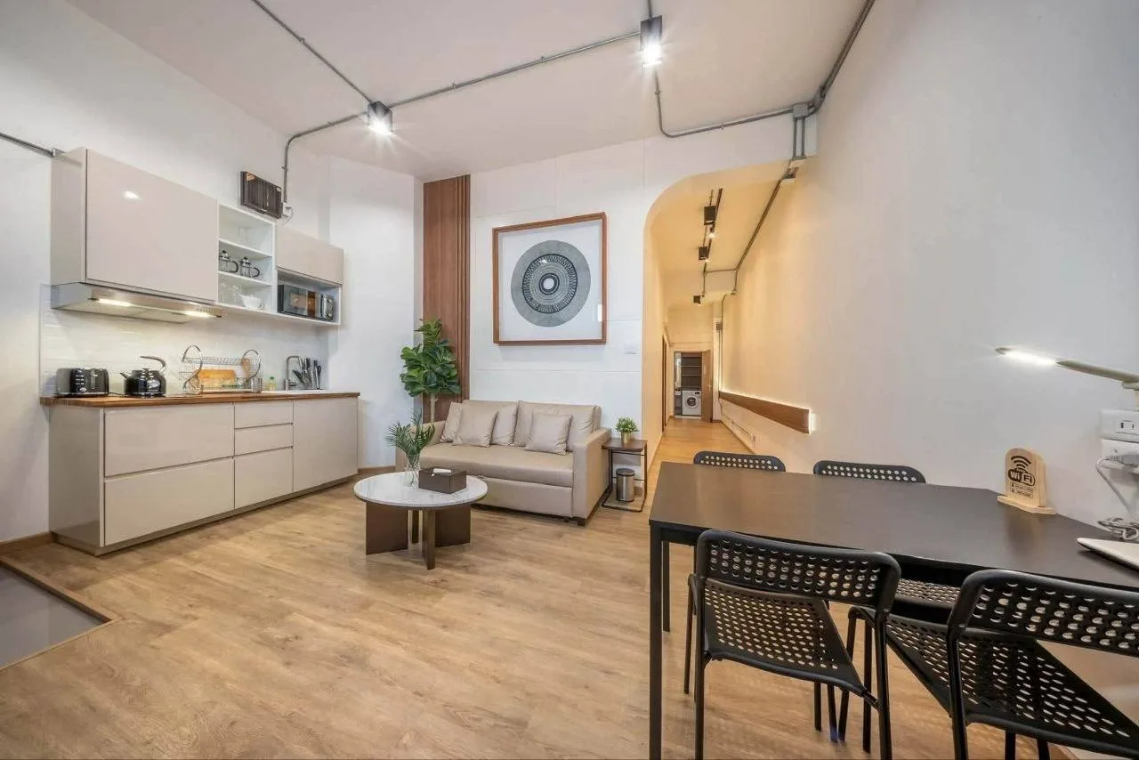 2 bedroom apartment for rent in Sao Ching Cha Bangkok - swimming pool and building amenities