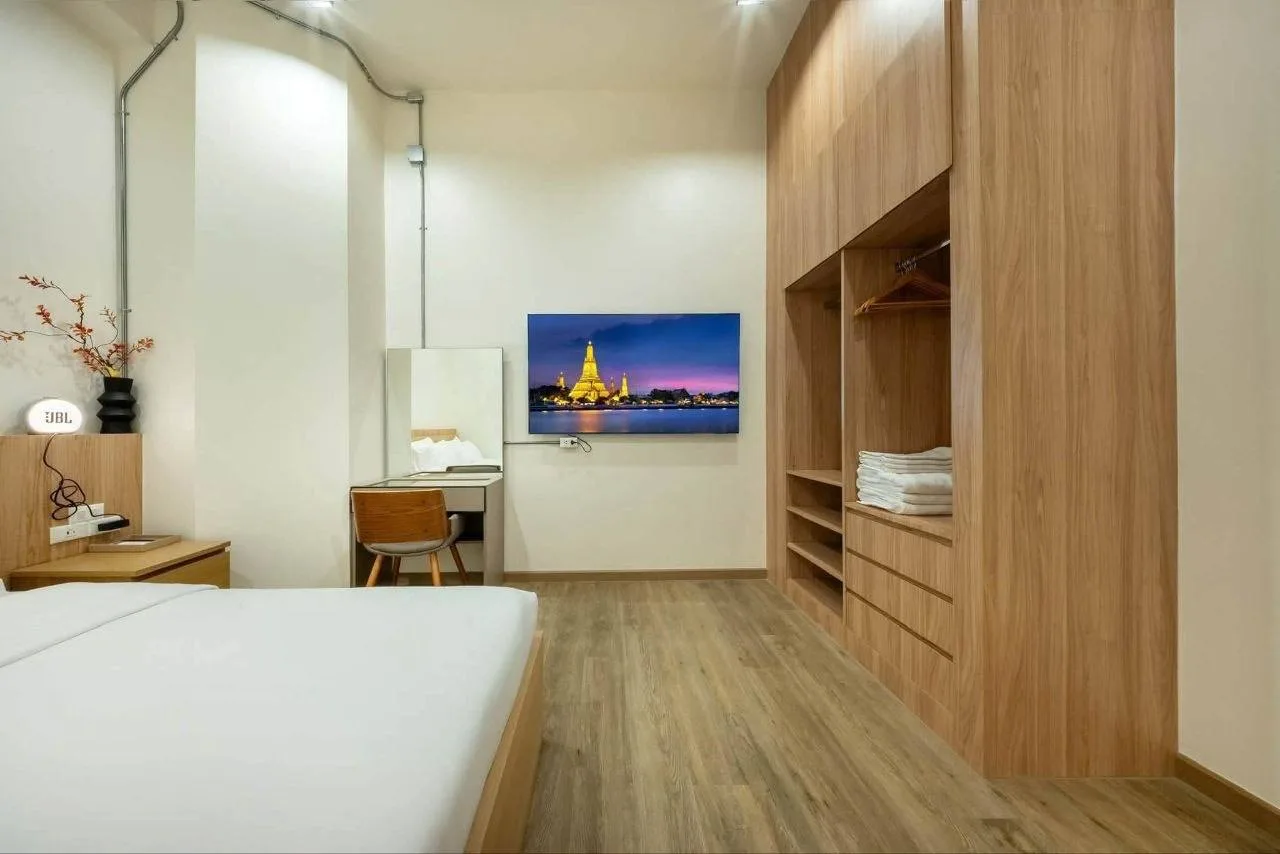 2 bedroom apartment for rent in Sao Ching Cha Bangkok - living room view