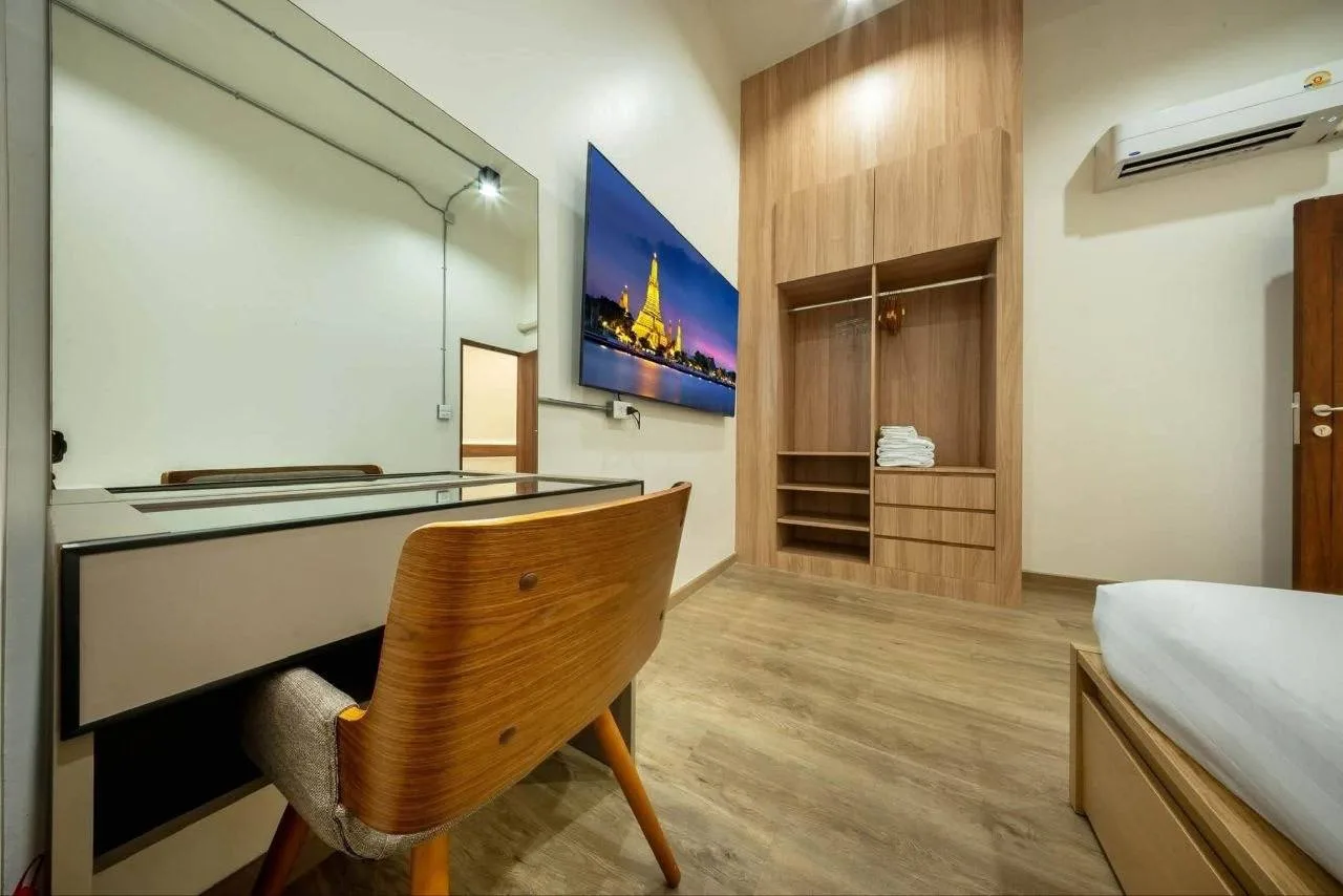 2 bedroom apartment for rent in Sao Ching Cha Bangkok - kitchen and dining area
