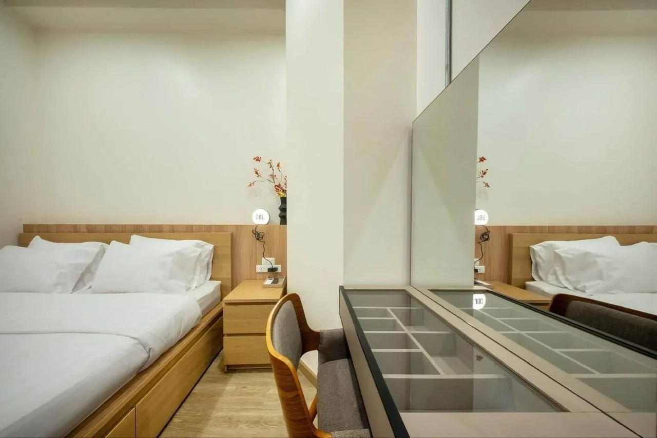 2 bedroom apartment for rent in Sao Ching Cha Bangkok - bathroom and modern finishes