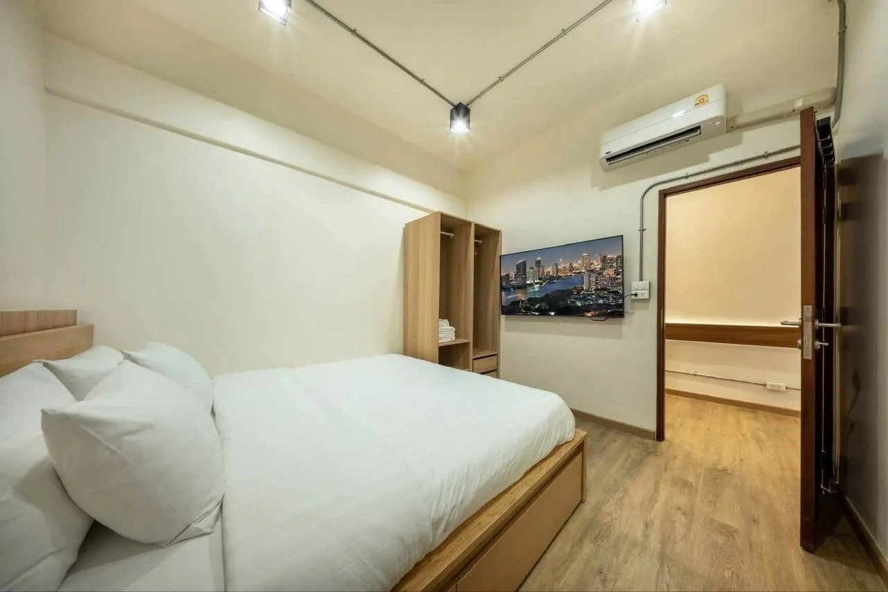 2 bedroom apartment for rent in Sao Ching Cha Bangkok - swimming pool and building amenities