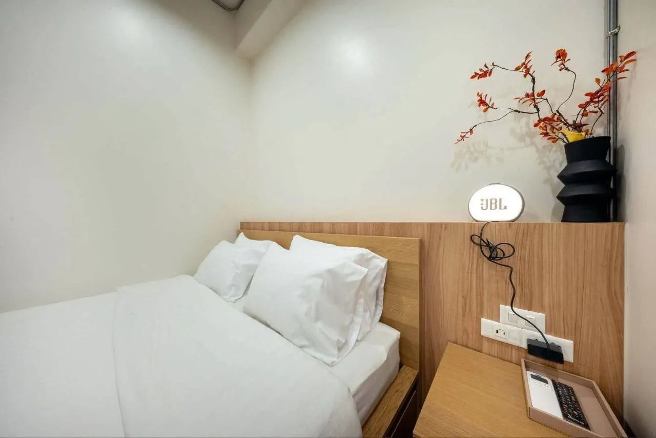 2 bedroom apartment for rent in Sao Ching Cha Bangkok - balcony perspective