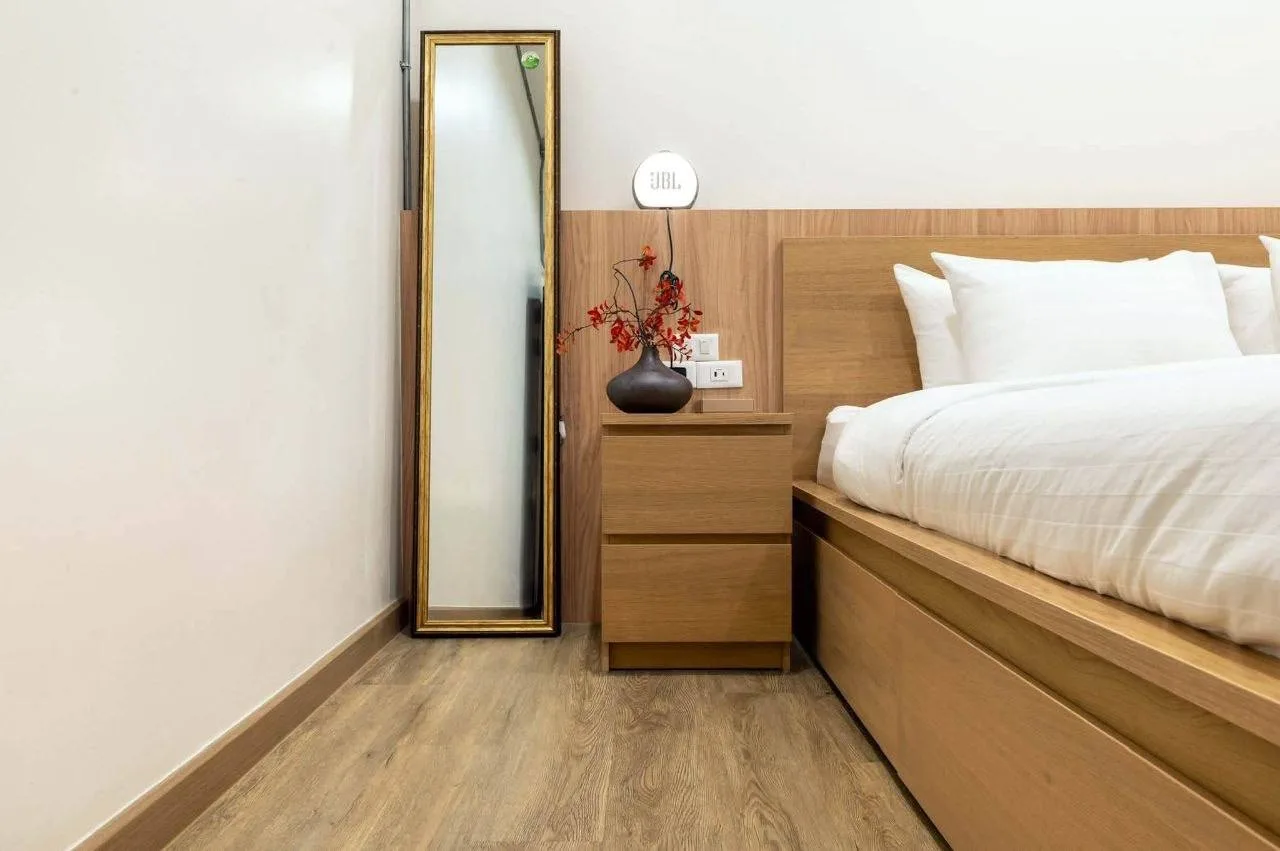 2 bedroom apartment for rent in Sao Ching Cha Bangkok - living room view