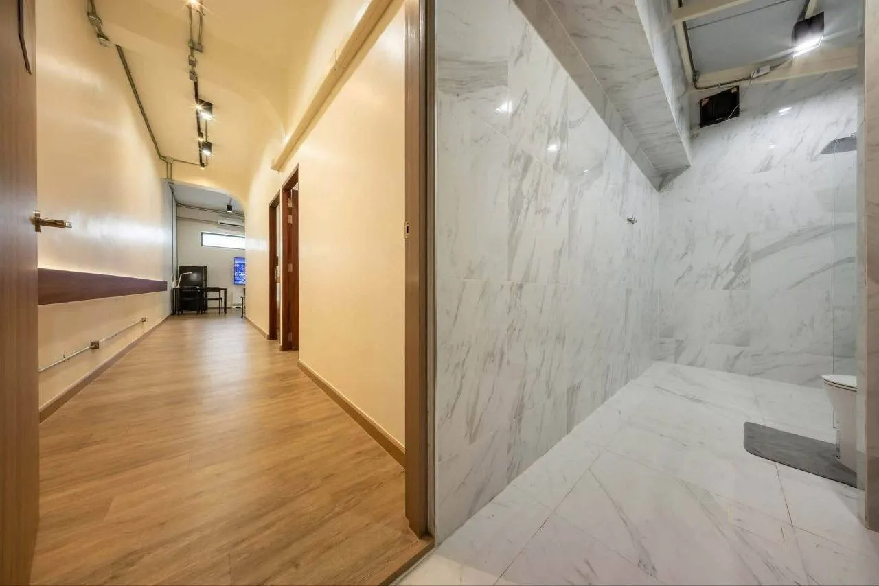 2 bedroom apartment for rent in Sao Ching Cha Bangkok - bathroom and modern finishes