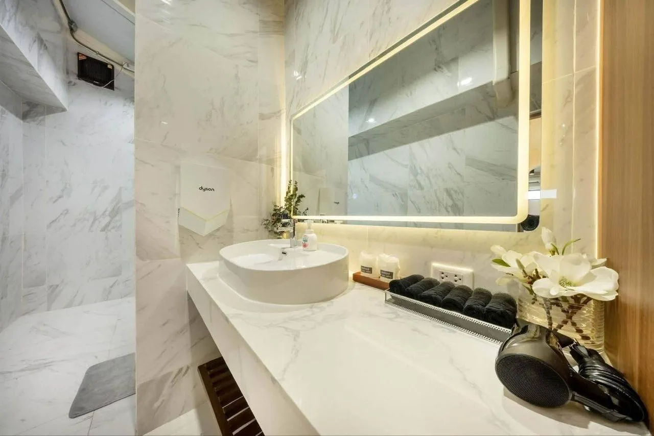 2 bedroom apartment for rent in Sao Ching Cha Bangkok - swimming pool and building amenities