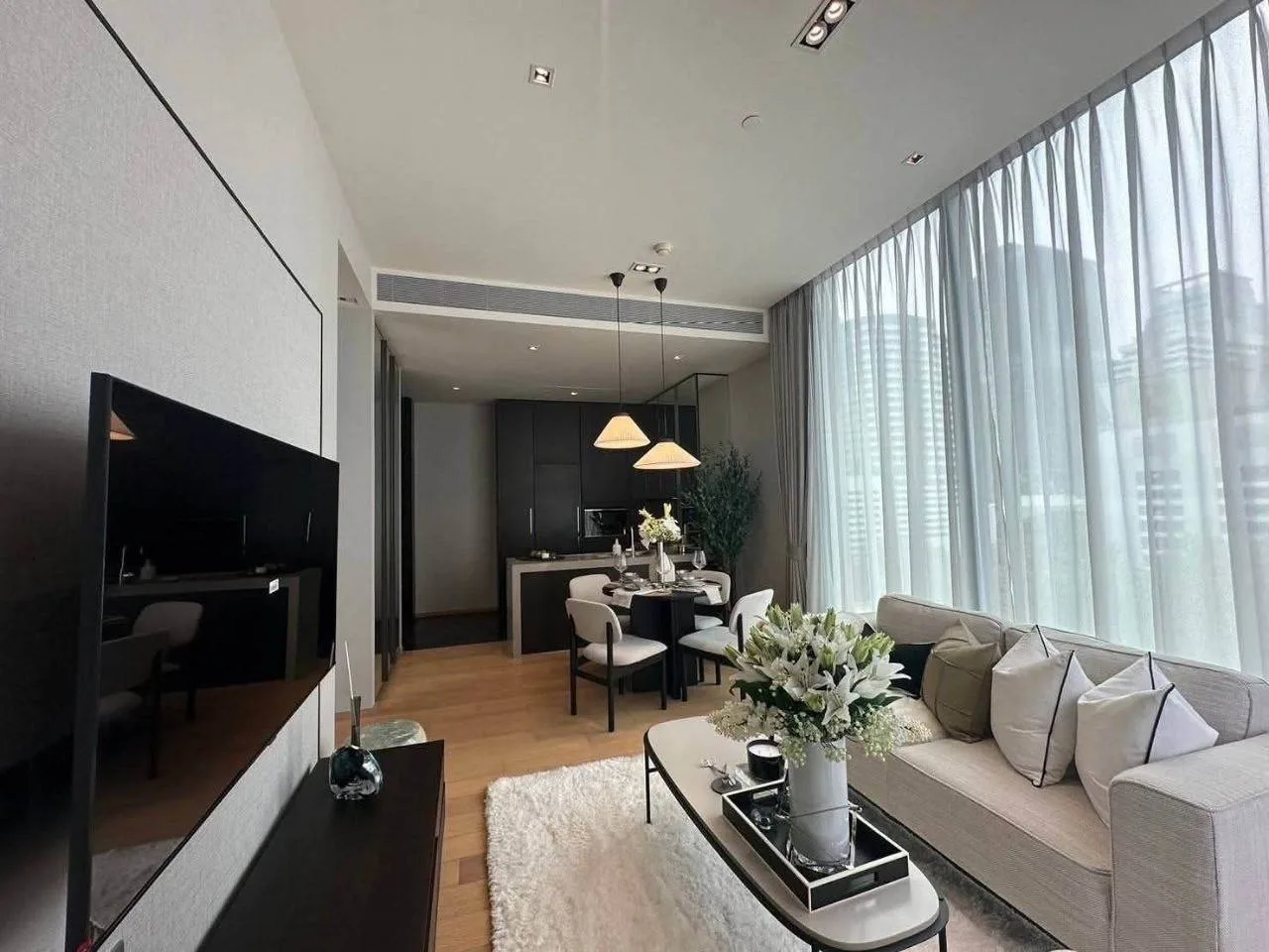 2 bedroom condo for rent in Chit Lom / Ploenchit Bangkok - living room view