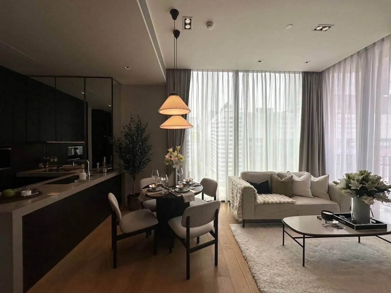 2 bedroom condo for rent in Chit Lom / Ploenchit Bangkok - living room view