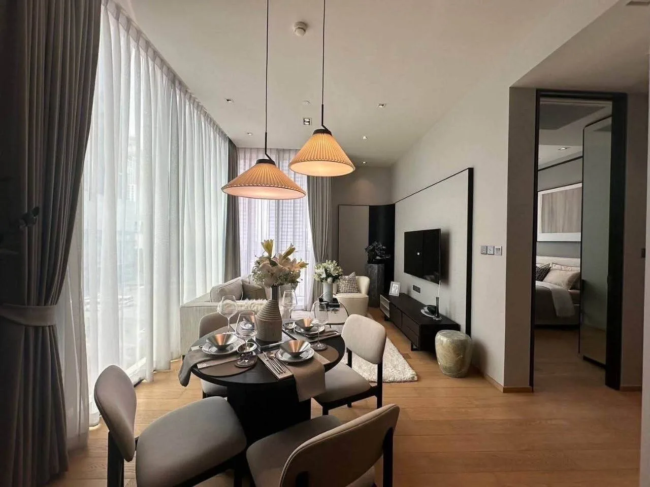 2 bedroom condo for rent in Chit Lom / Ploenchit Bangkok - kitchen and dining area