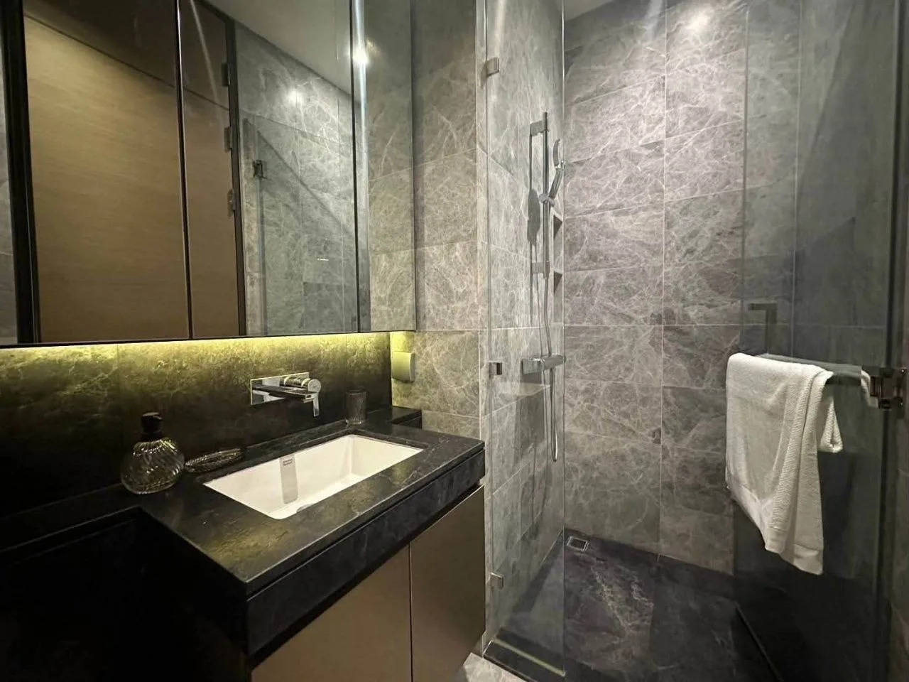 2 bedroom condo for rent in Chit Lom / Ploenchit Bangkok - master bedroom interior