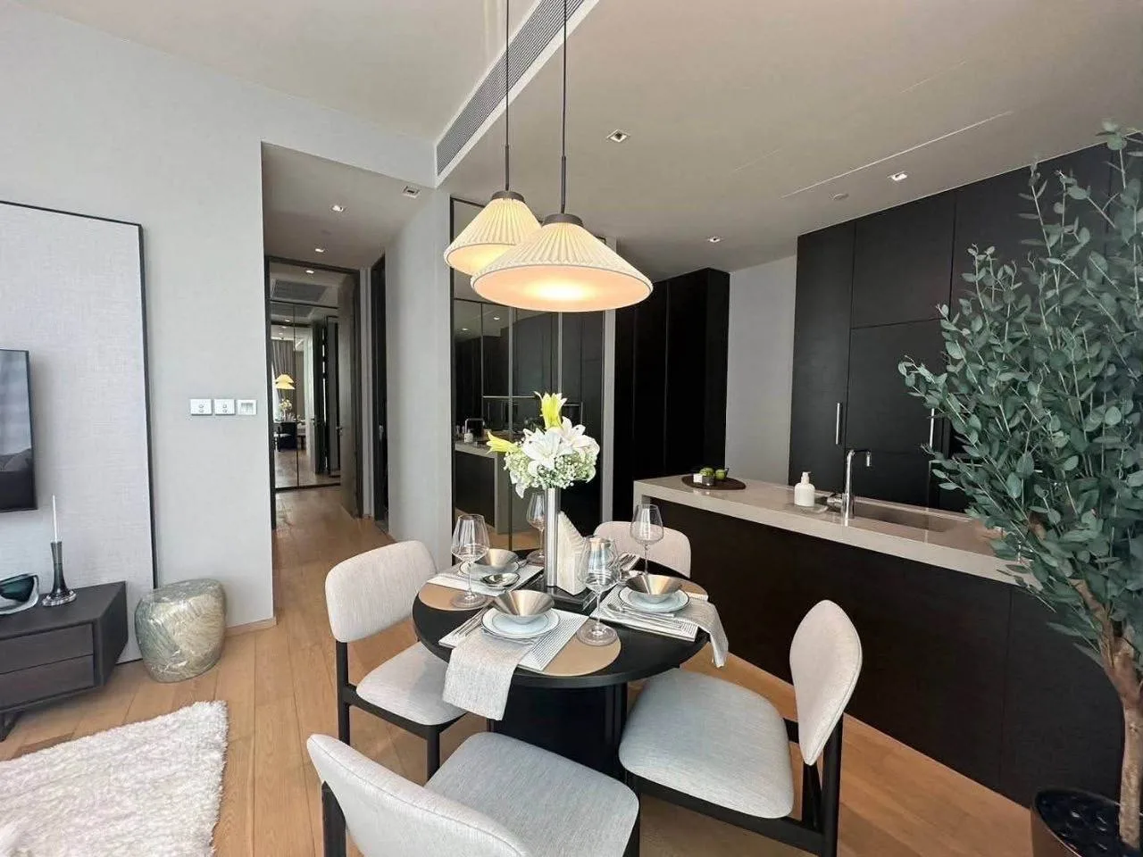 2 bedroom condo for rent in Chit Lom / Ploenchit Bangkok - swimming pool and building amenities