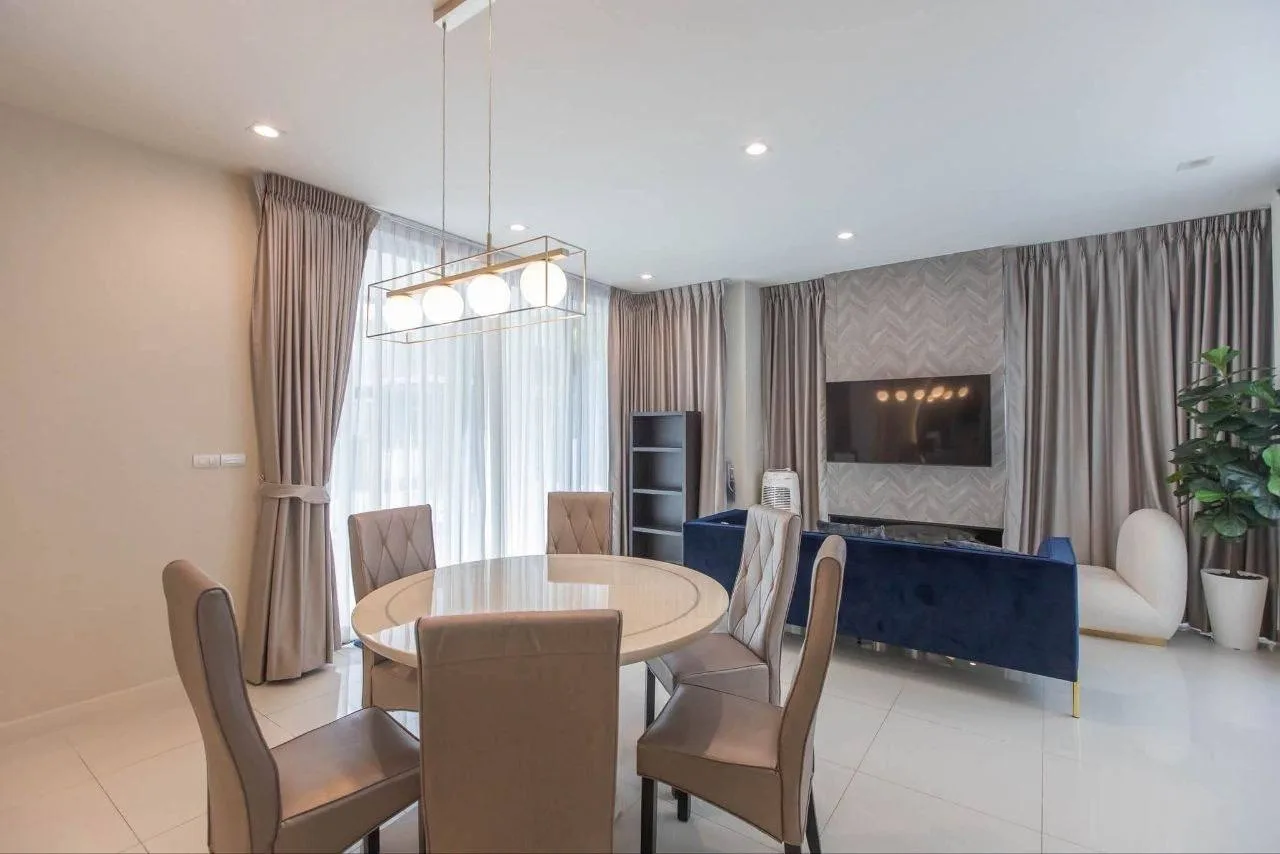 4 bedroom house for rent in Ekkamai Bangkok - kitchen and dining area