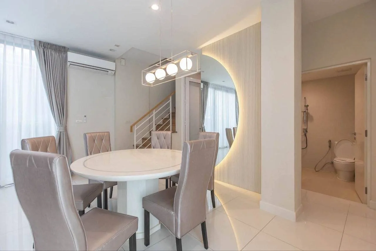 4 bedroom house for rent in Ekkamai Bangkok - master bedroom interior