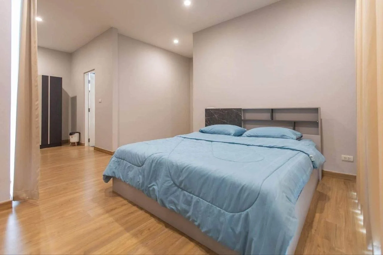 4 bedroom house for rent in Ekkamai Bangkok - bathroom and modern finishes