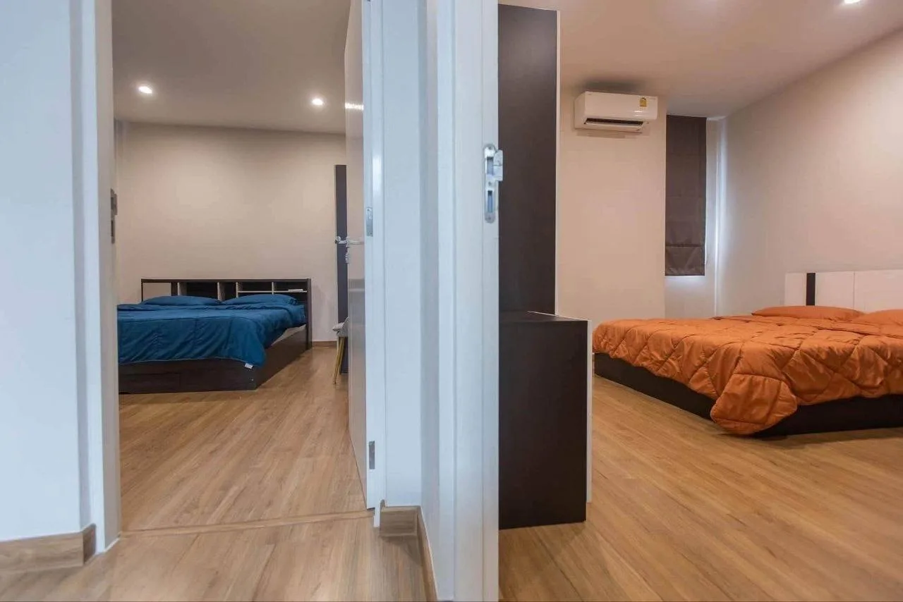 4 bedroom house for rent in Ekkamai Bangkok - swimming pool and building amenities