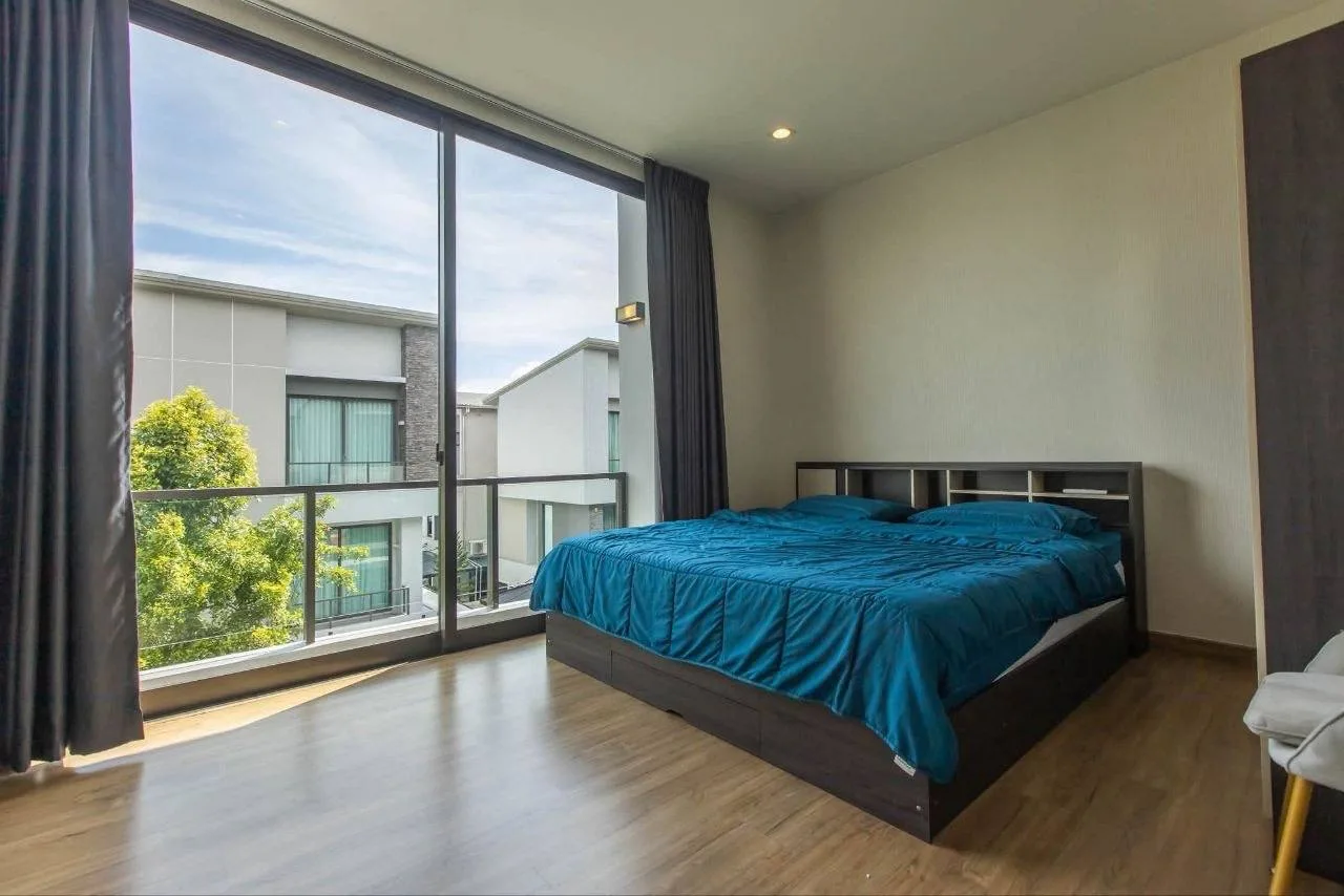 4 bedroom house for rent in Ekkamai Bangkok - living room view