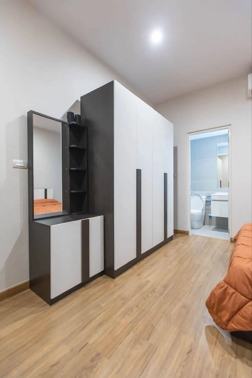 4 bedroom house for rent in Ekkamai Bangkok - kitchen and dining area