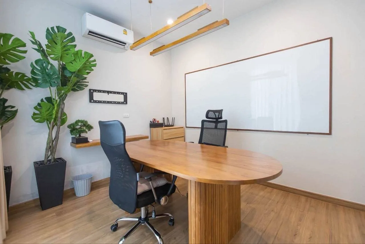 4 bedroom house for rent in Ekkamai Bangkok - master bedroom interior