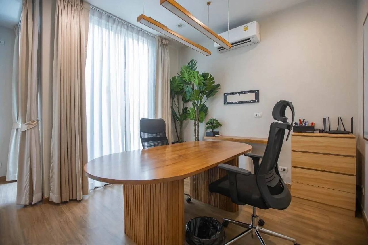 4 bedroom house for rent in Ekkamai Bangkok - bathroom and modern finishes