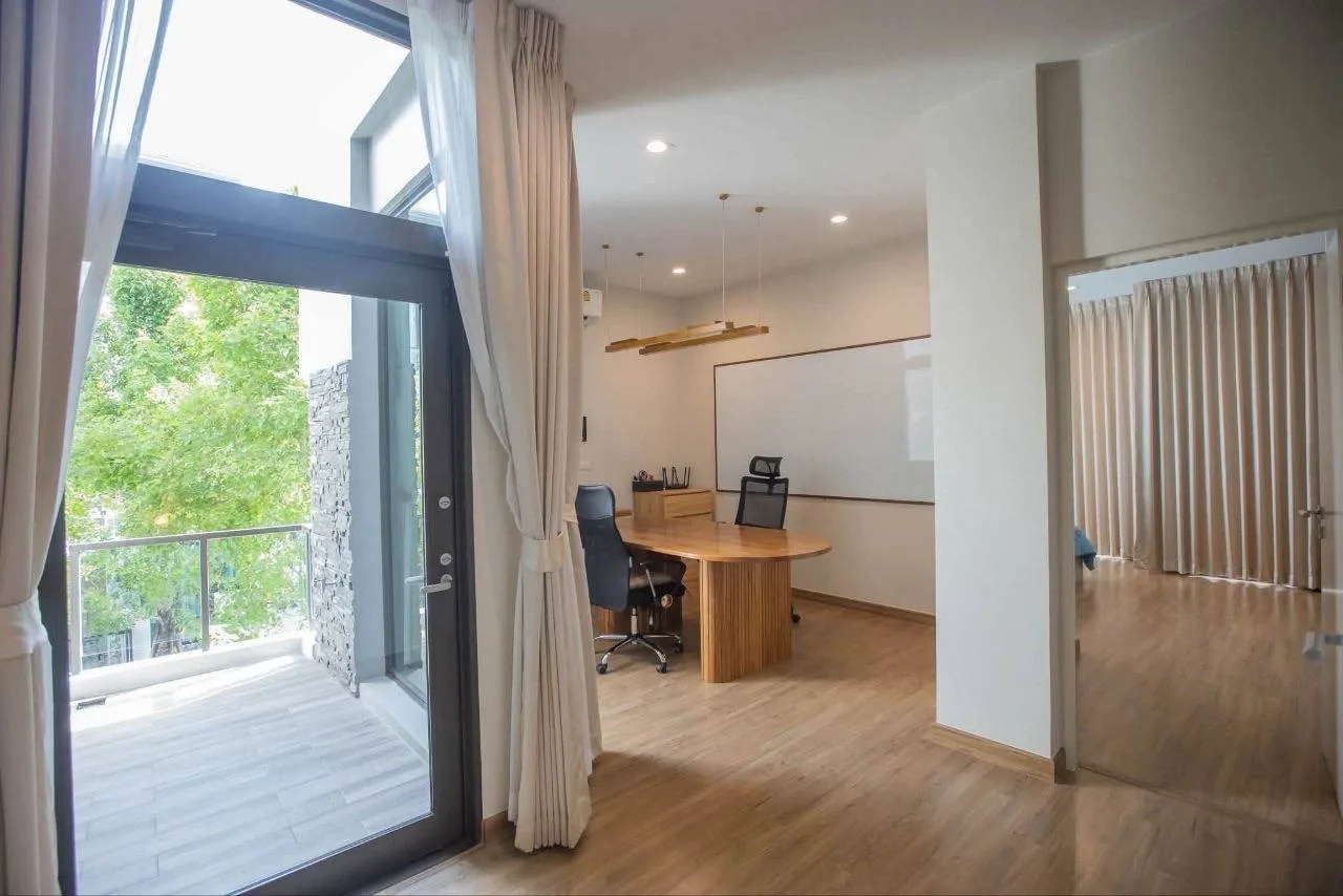4 bedroom house for rent in Ekkamai Bangkok - swimming pool and building amenities