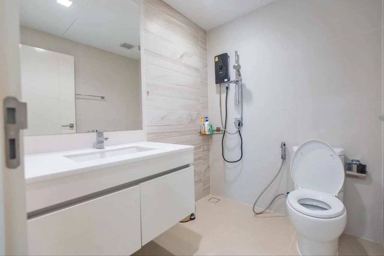 4 bedroom house for rent in Ekkamai Bangkok - kitchen and dining area