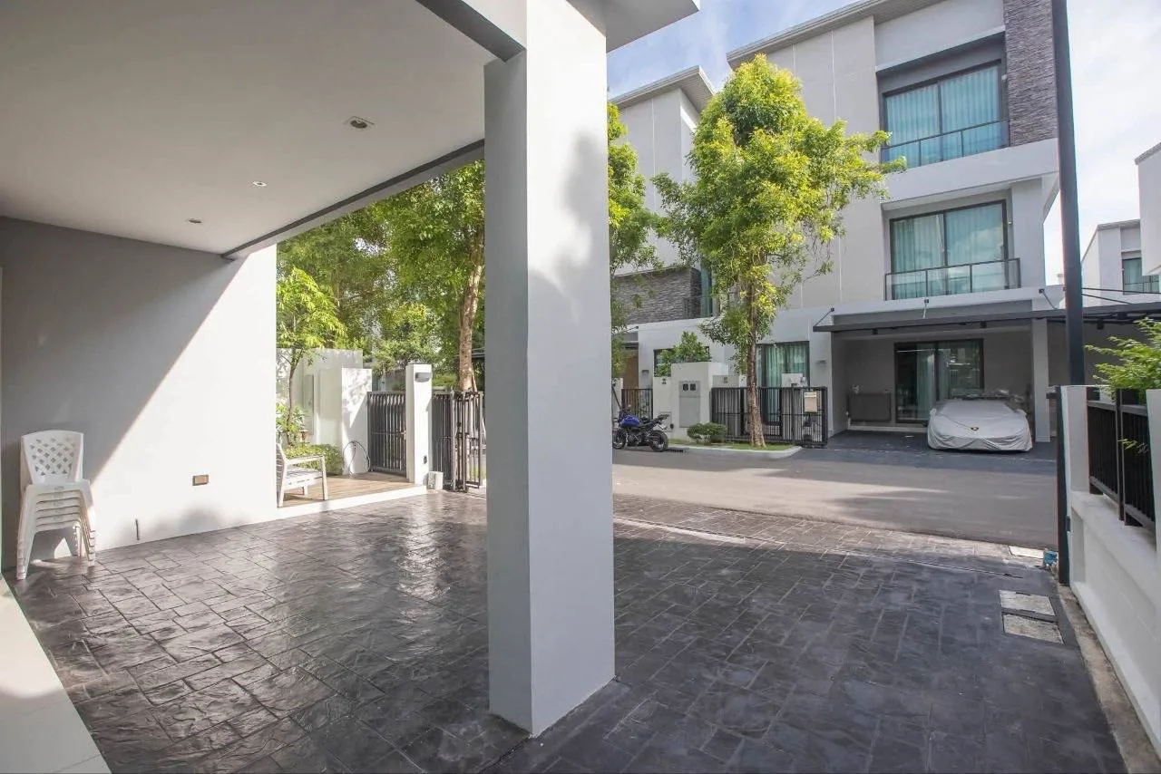 4 bedroom house for rent in Ekkamai Bangkok - swimming pool and building amenities