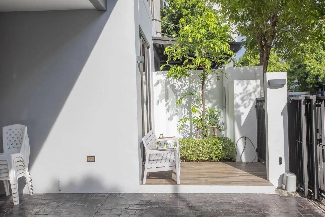 4 bedroom house for rent in Ekkamai Bangkok - balcony perspective