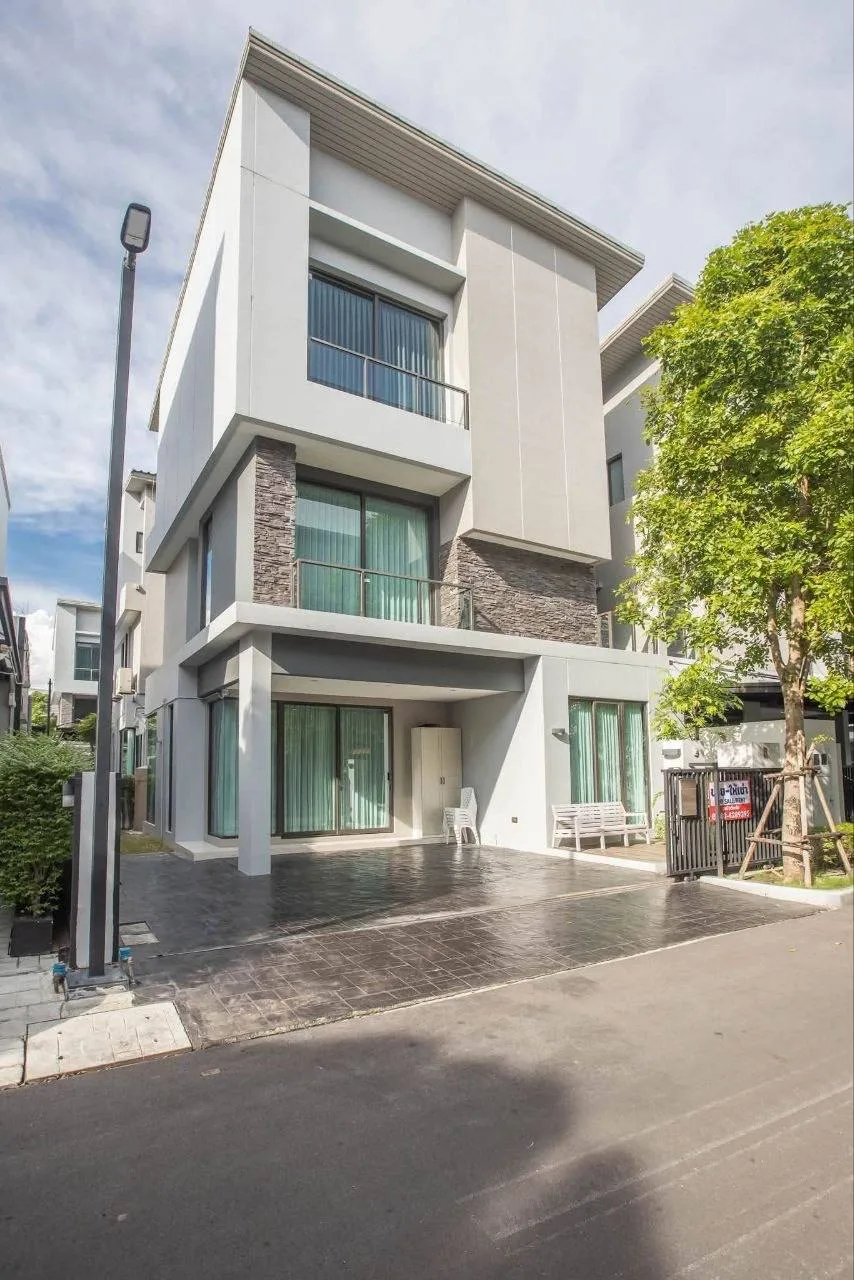 4 bedroom house for rent in Ekkamai Bangkok - living room view