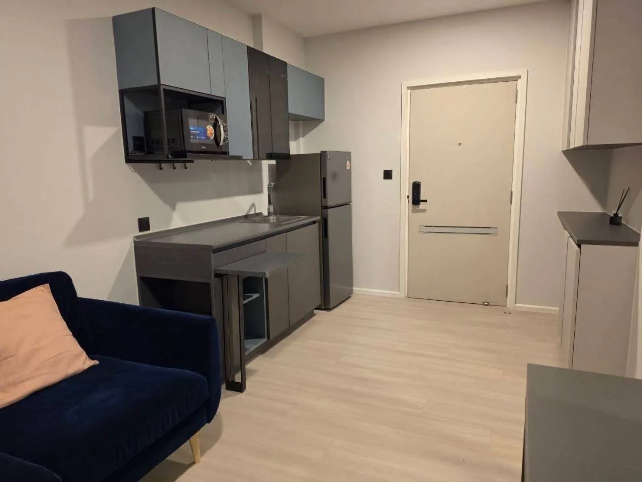 1 bedroom condo for rent in Phasi Charoen Bangkok - kitchen and dining area
