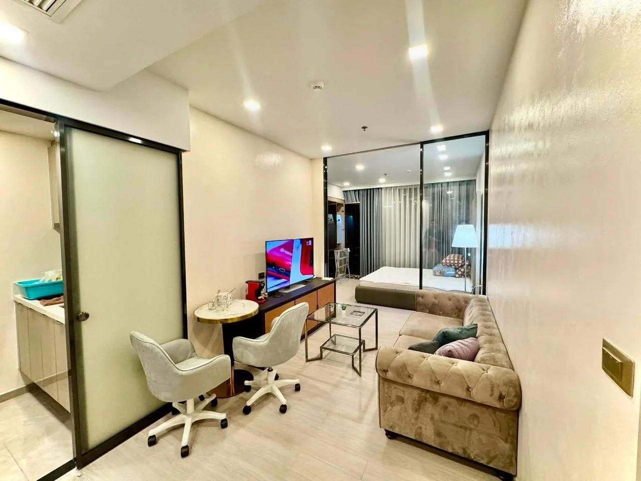 1 bedroom condo for sale in Rama 9 Bangkok - kitchen and dining area