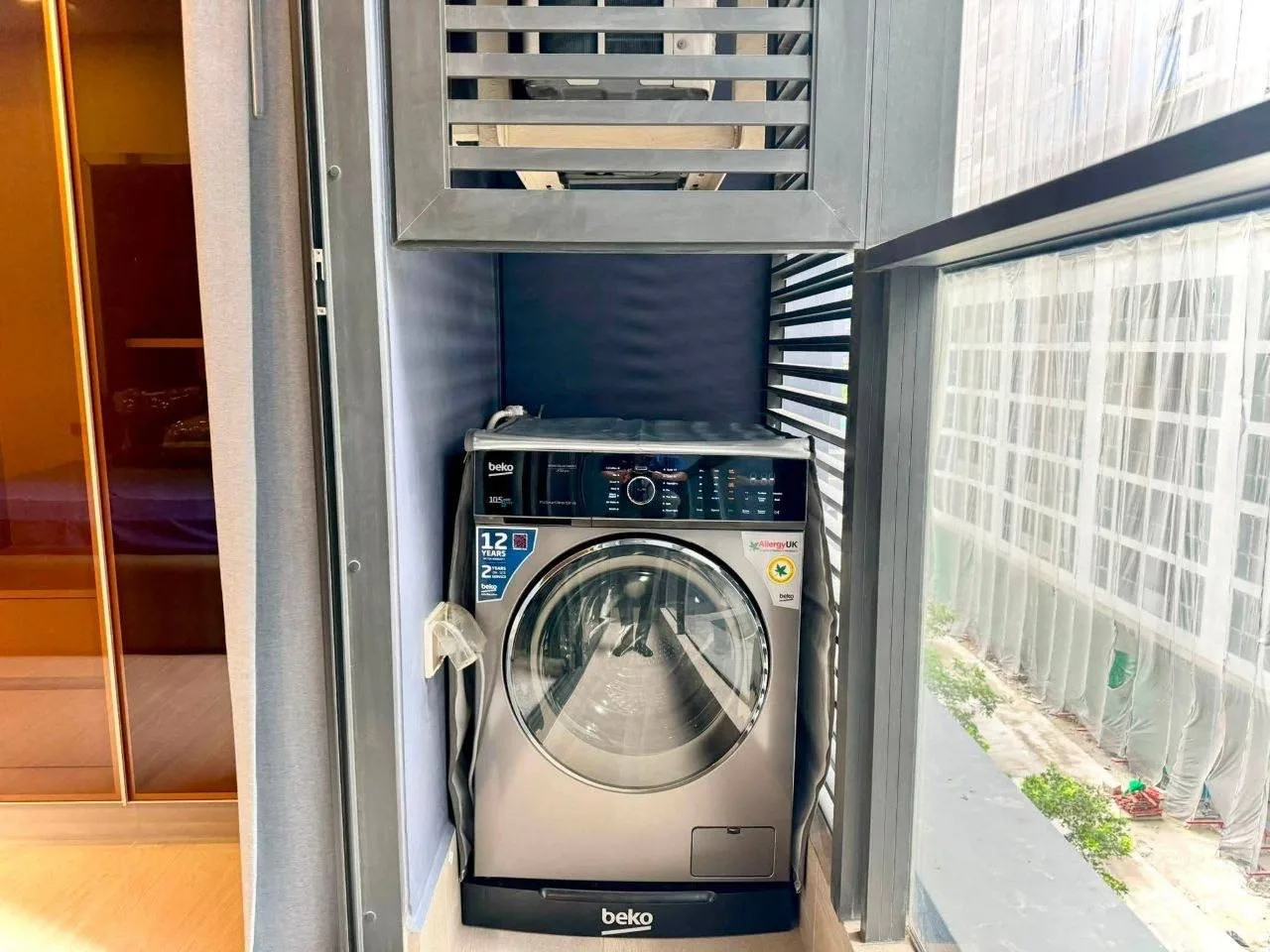 1 bedroom condo for sale in Rama 9 Bangkok - swimming pool and building amenities