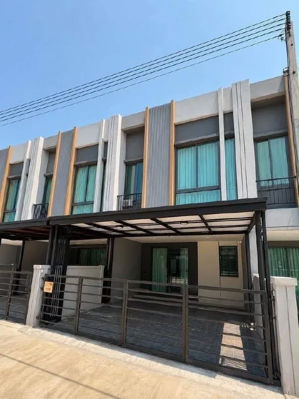 3 bedroom house for rent in Bang Na Bangkok - kitchen and dining area
