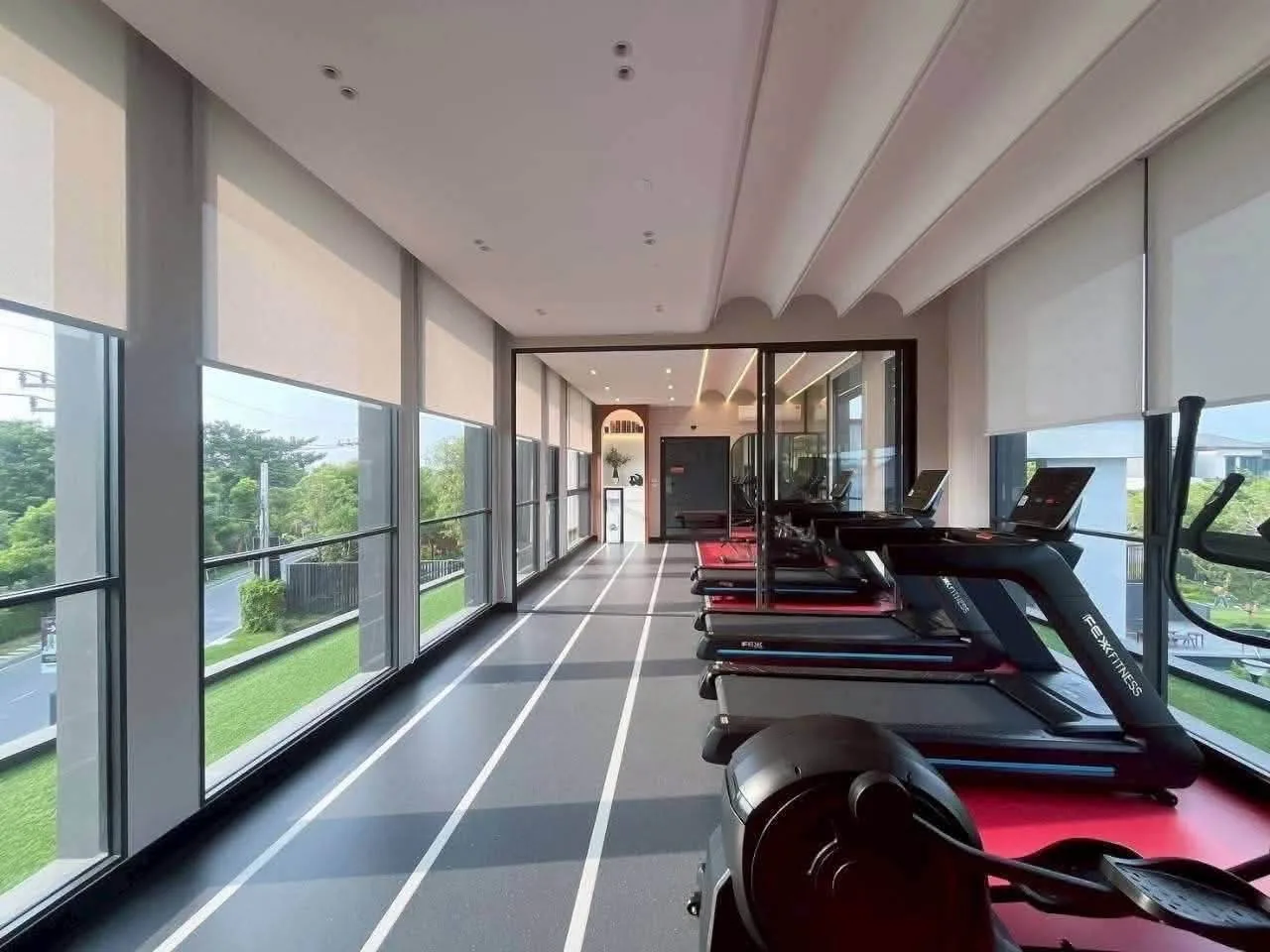 3 bedroom house for rent in Bang Na Bangkok - swimming pool and building amenities