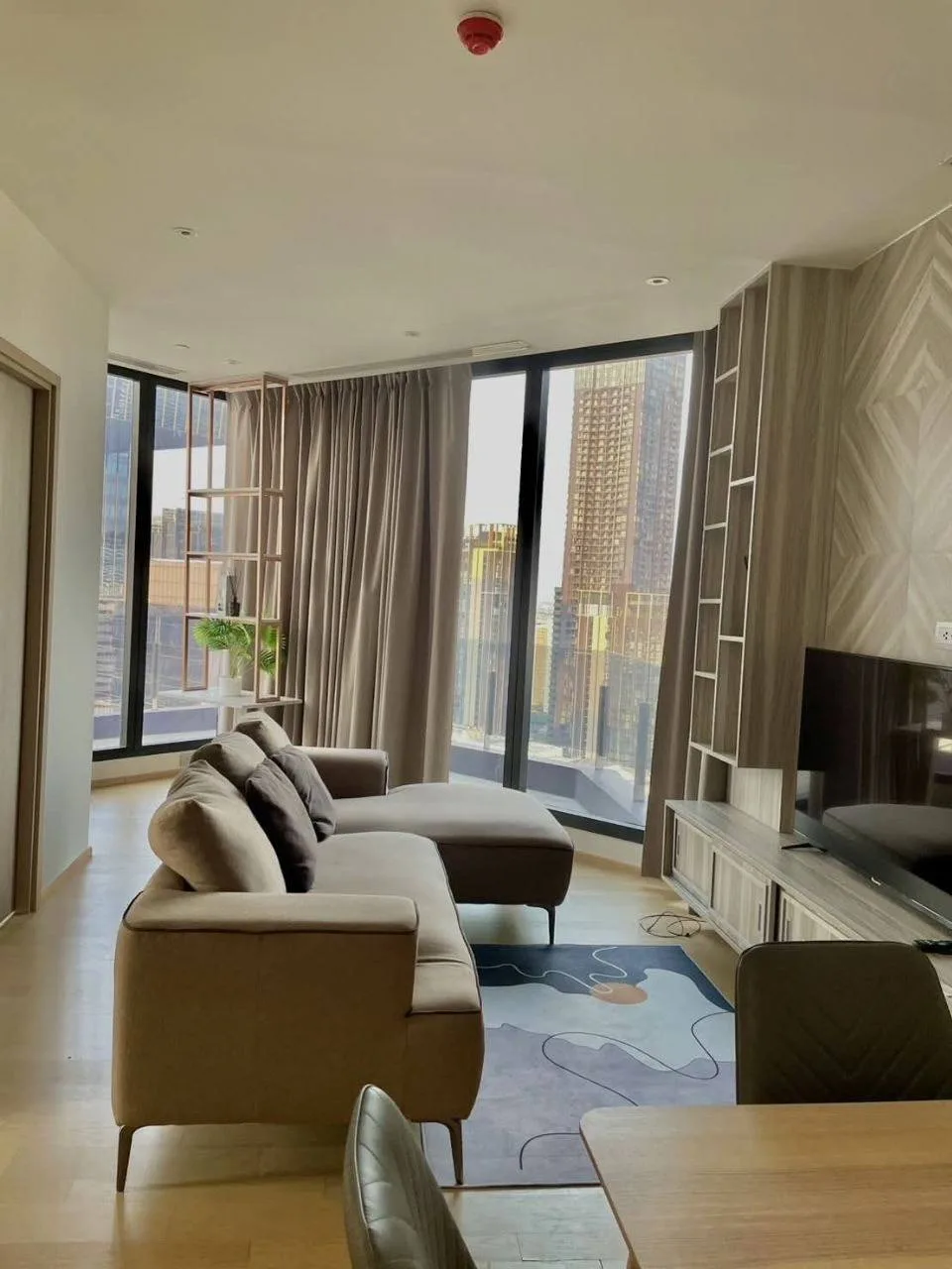 2 bedroom condo for rent in Rama 9 Bangkok - kitchen and dining area