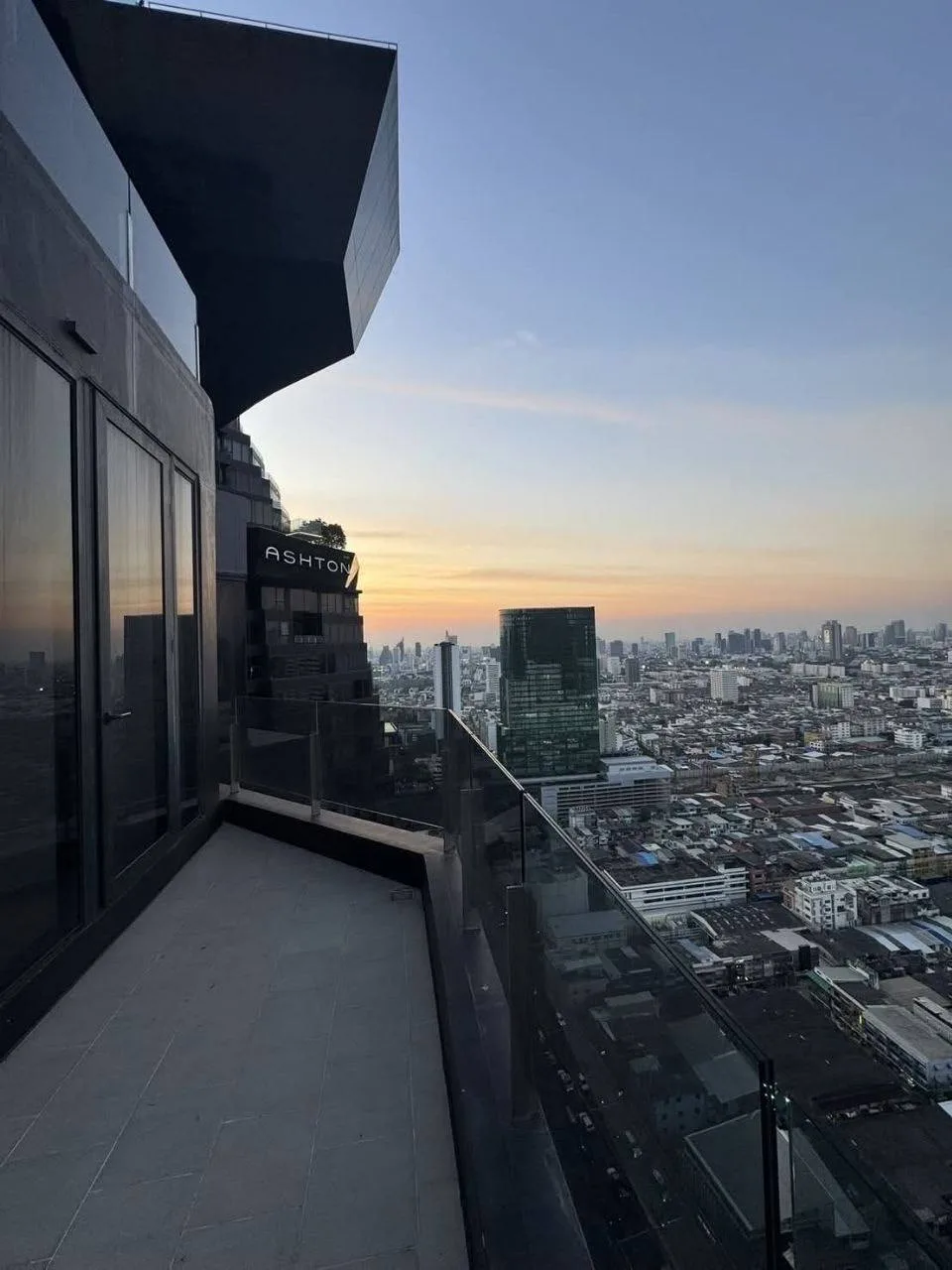 2 bedroom condo for rent in Rama 9 Bangkok - living room view