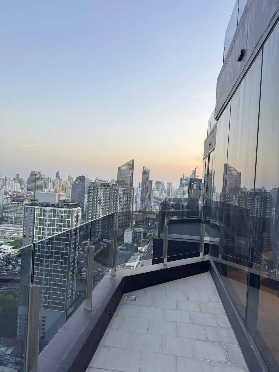 2 bedroom condo for rent in Rama 9 Bangkok - kitchen and dining area
