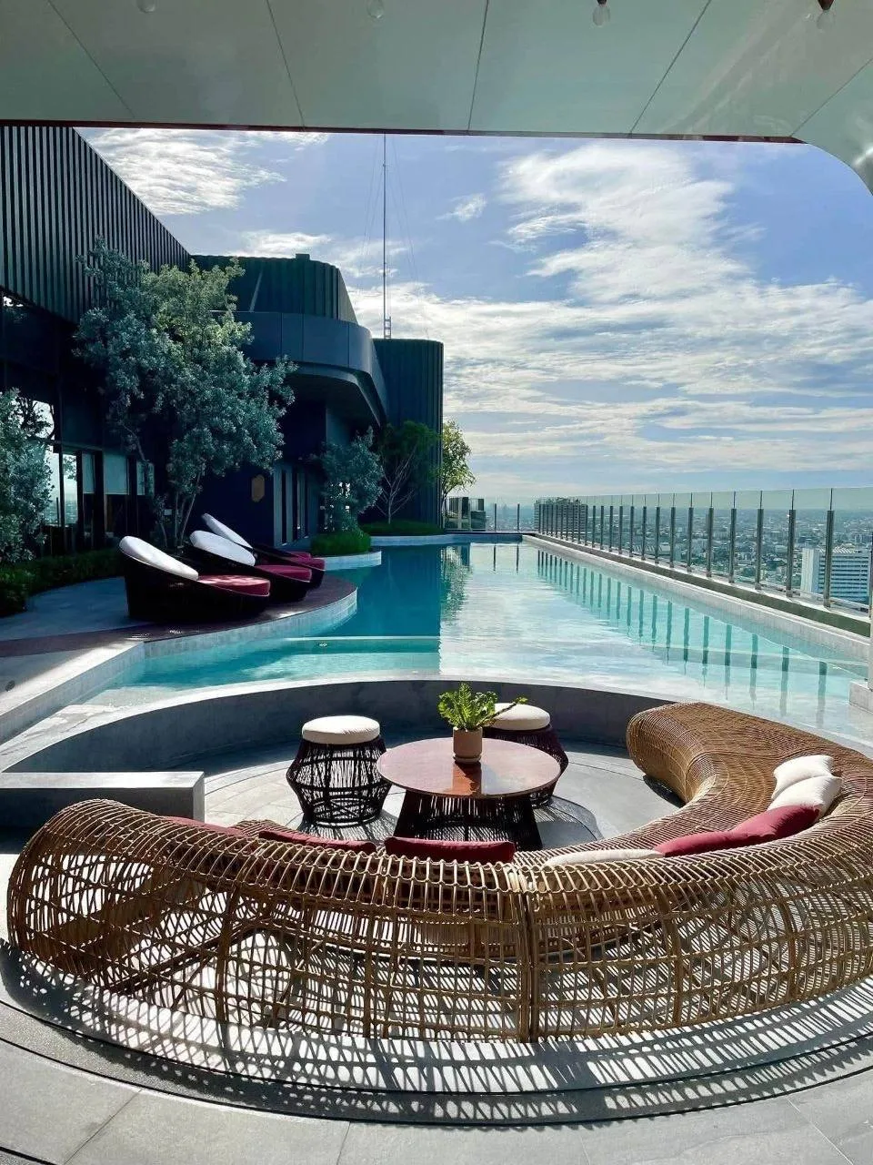1 bedroom condo for rent in Chatuchak Bangkok - swimming pool and building amenities