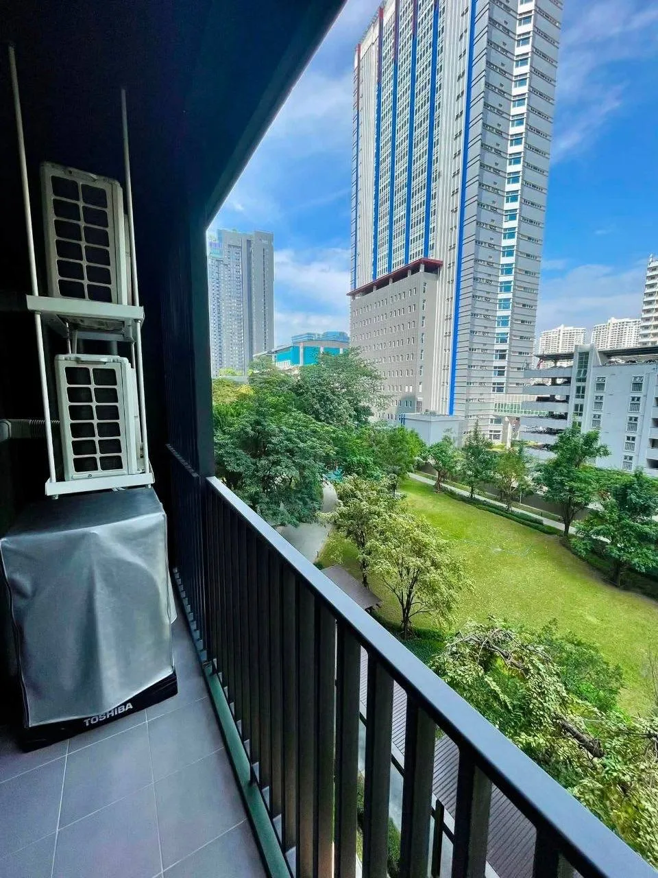 1 bedroom condo for rent in Chatuchak Bangkok - balcony perspective
