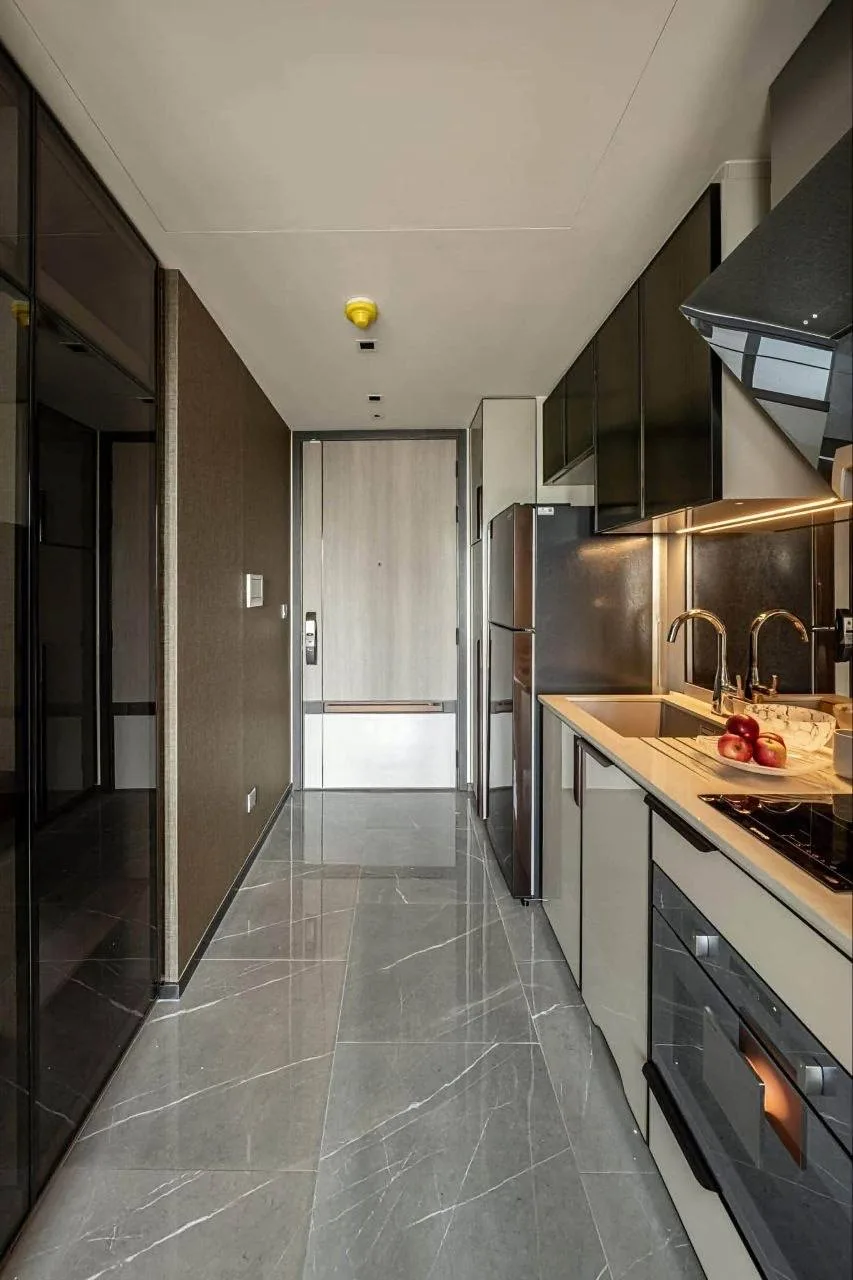 1 bedroom condo for rent in Ekkamai Bangkok - kitchen and dining area