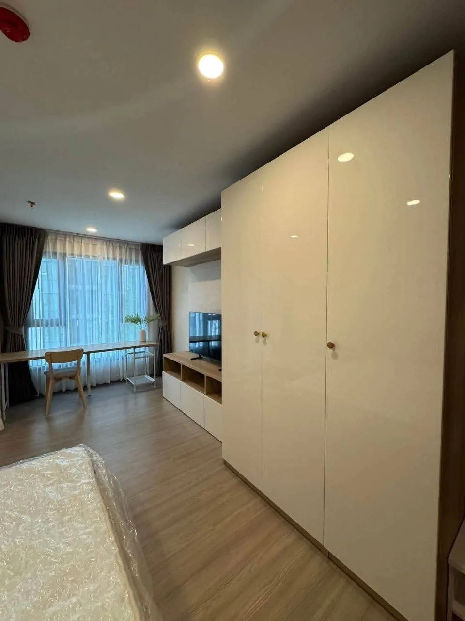1 bedroom condo for rent in Phra Khanong Bangkok - bathroom and modern finishes