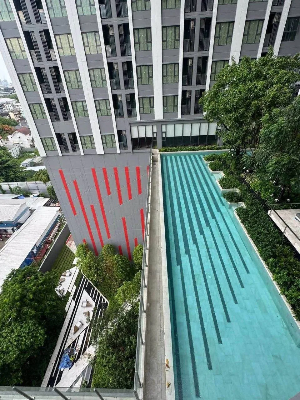 1 bedroom condo for rent in Phra Khanong Bangkok - swimming pool and building amenities