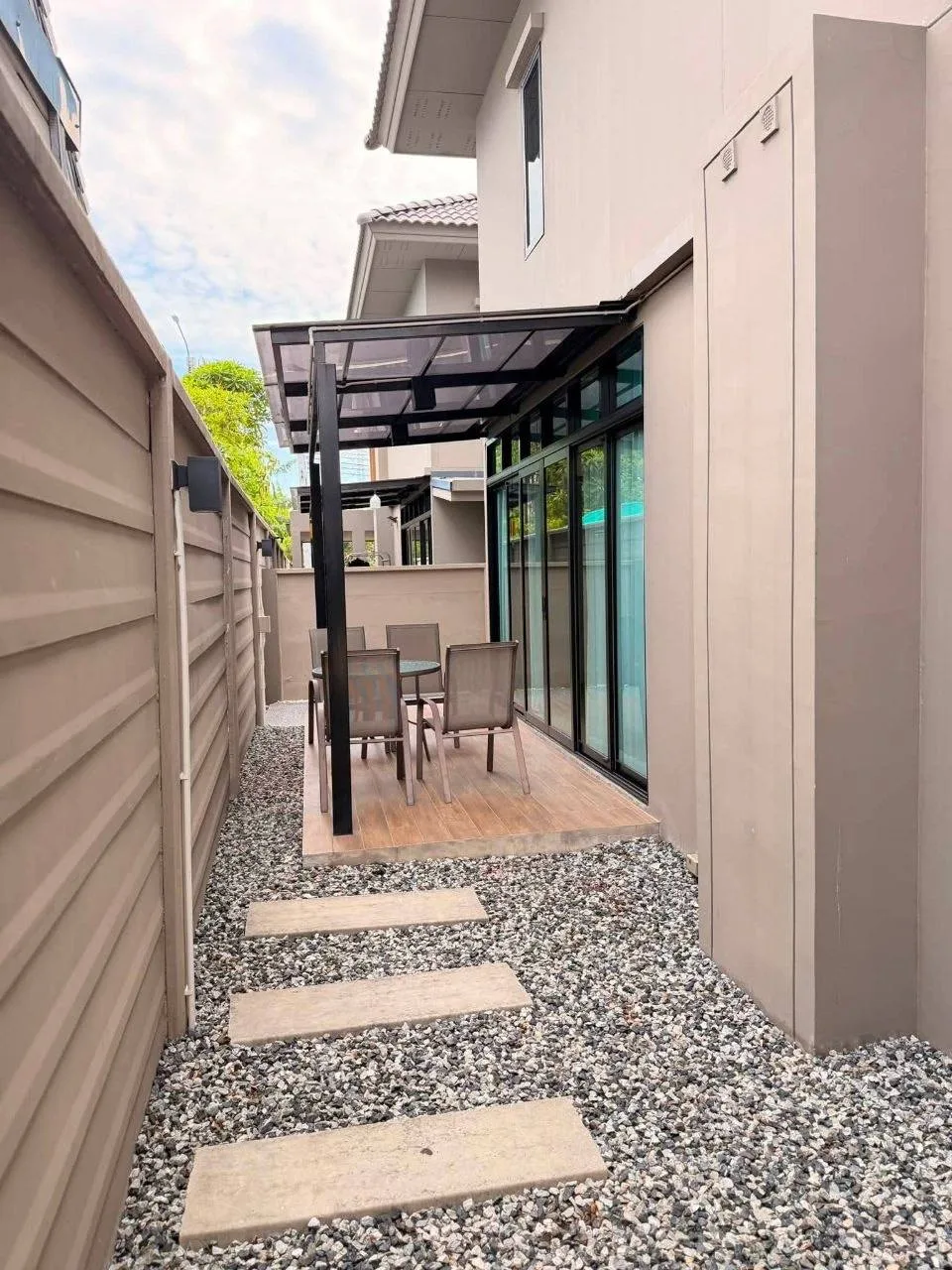 3 bedroom house for rent in Bang Na Bangkok - balcony perspective