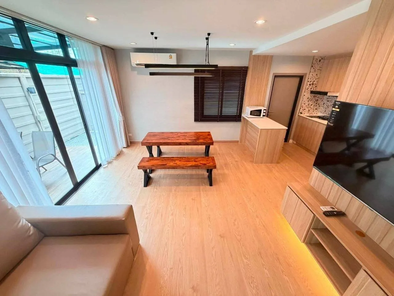3 bedroom house for rent in Bang Na Bangkok - living room view