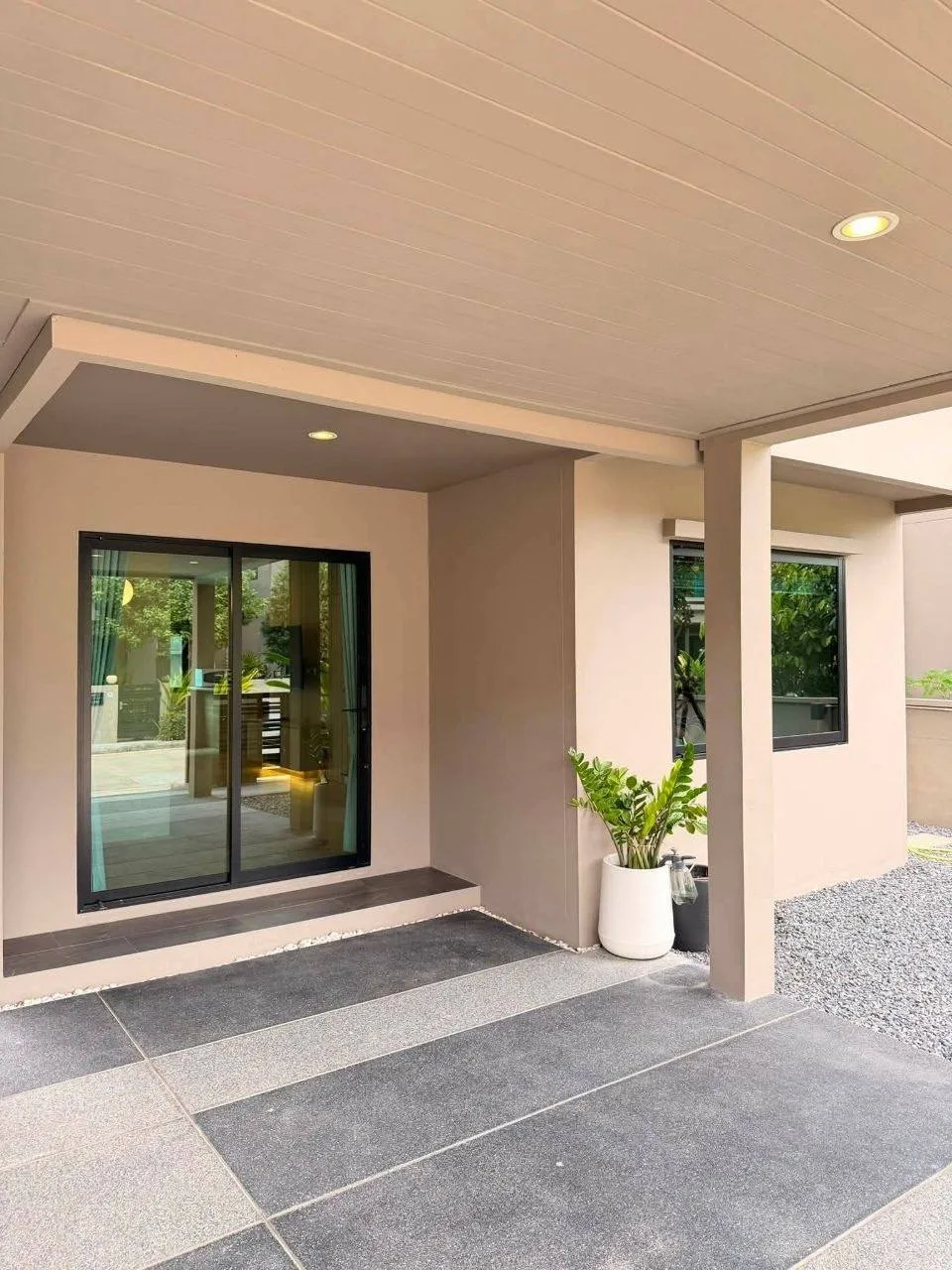 3 bedroom house for rent in Bang Na Bangkok - kitchen and dining area