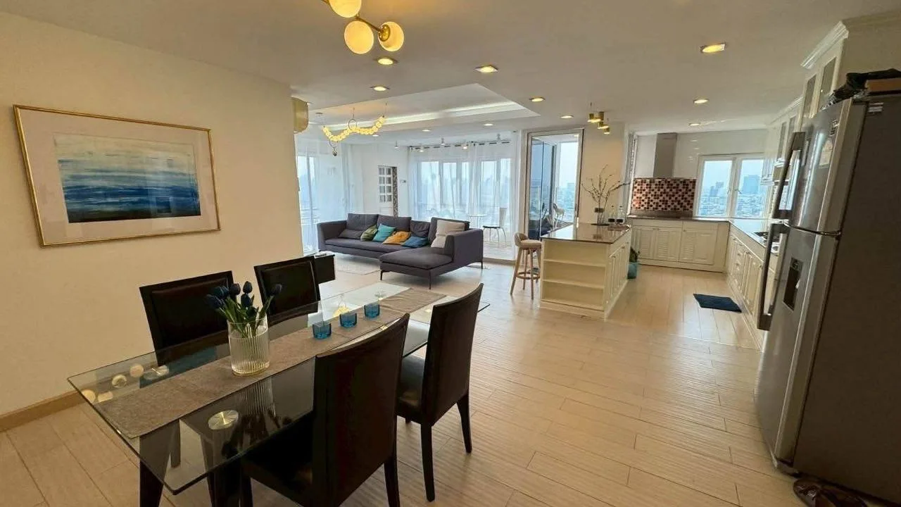 3 bedroom condo for rent in Rama 9 Bangkok - kitchen and dining area