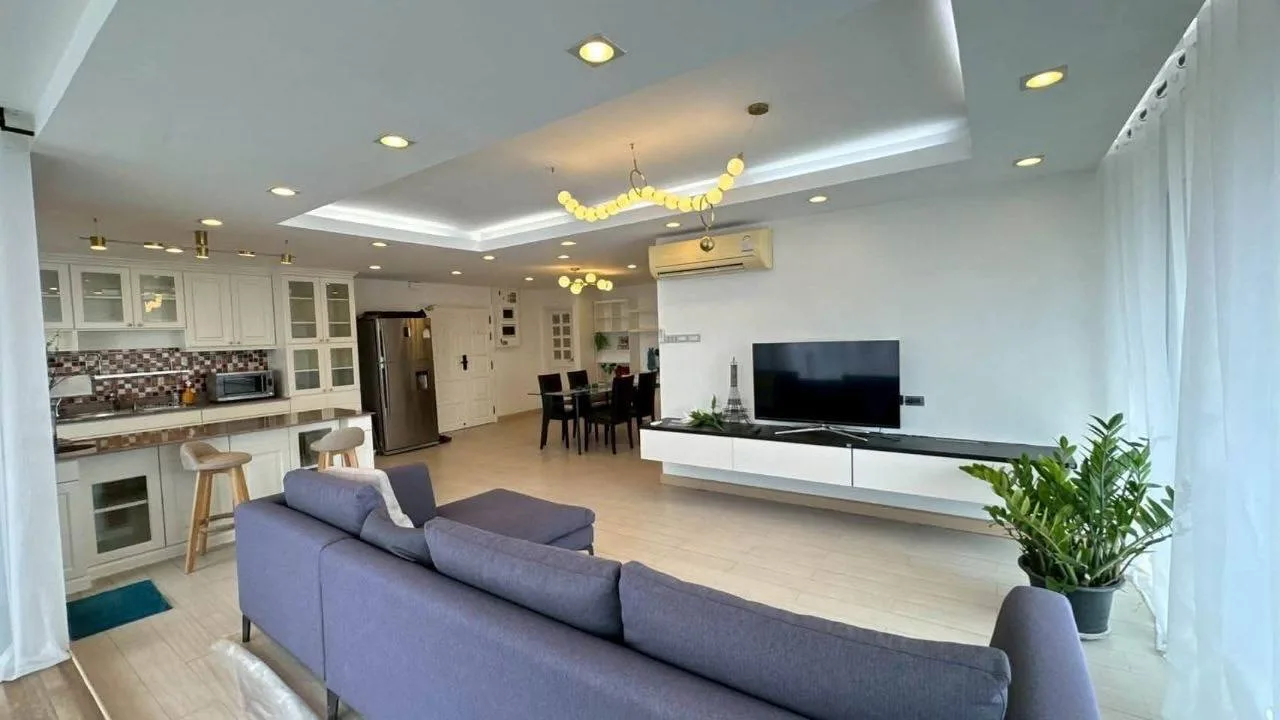 3 bedroom condo for rent in Rama 9 Bangkok - bathroom and modern finishes