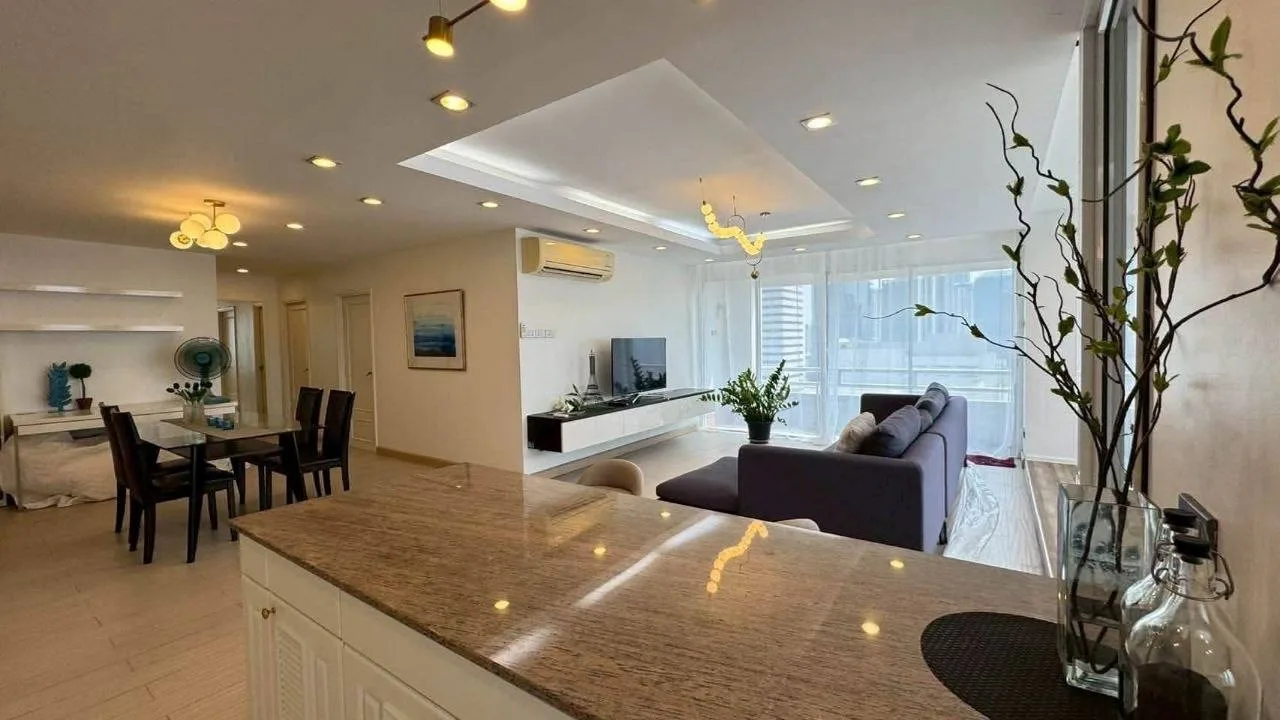 3 bedroom condo for rent in Rama 9 Bangkok - swimming pool and building amenities