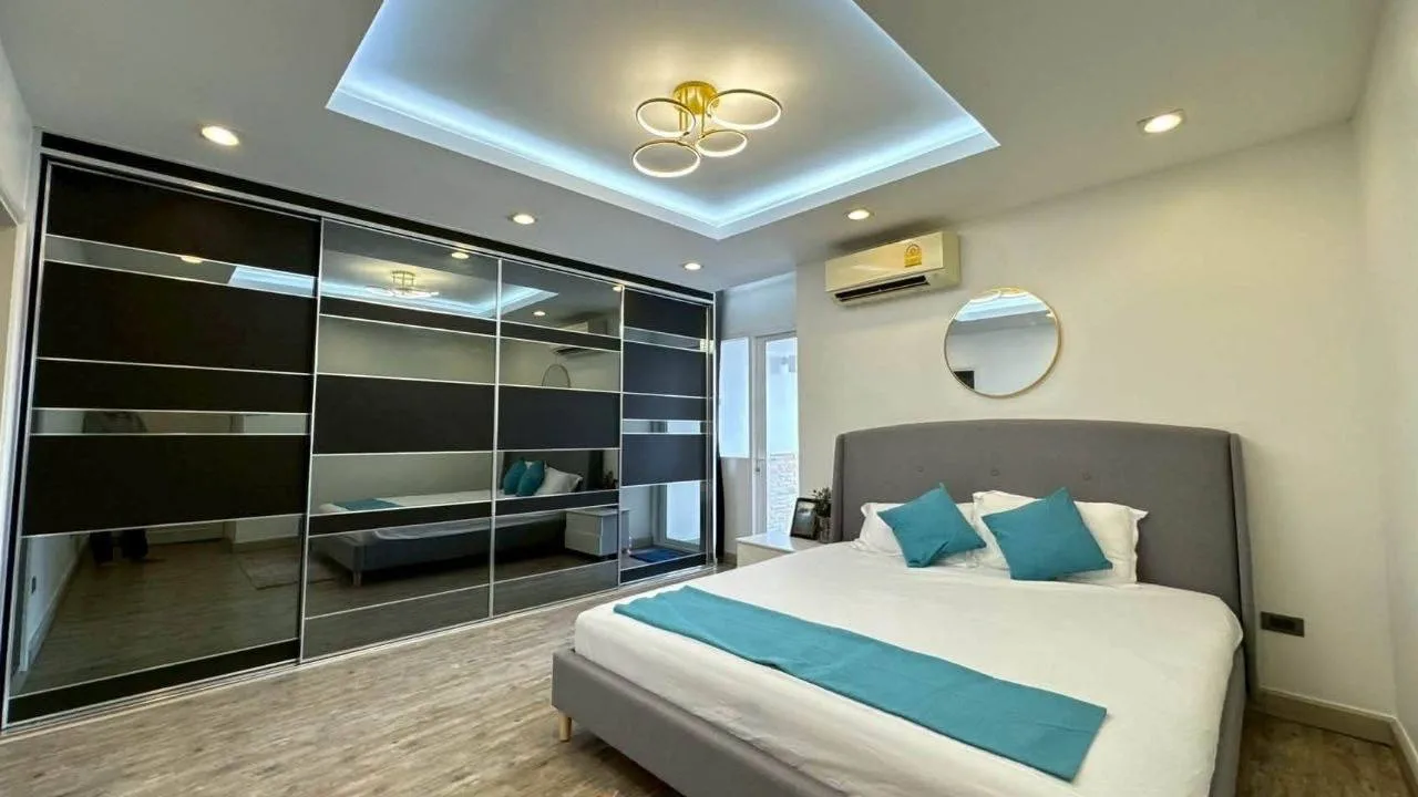 3 bedroom condo for rent in Rama 9 Bangkok - living room view
